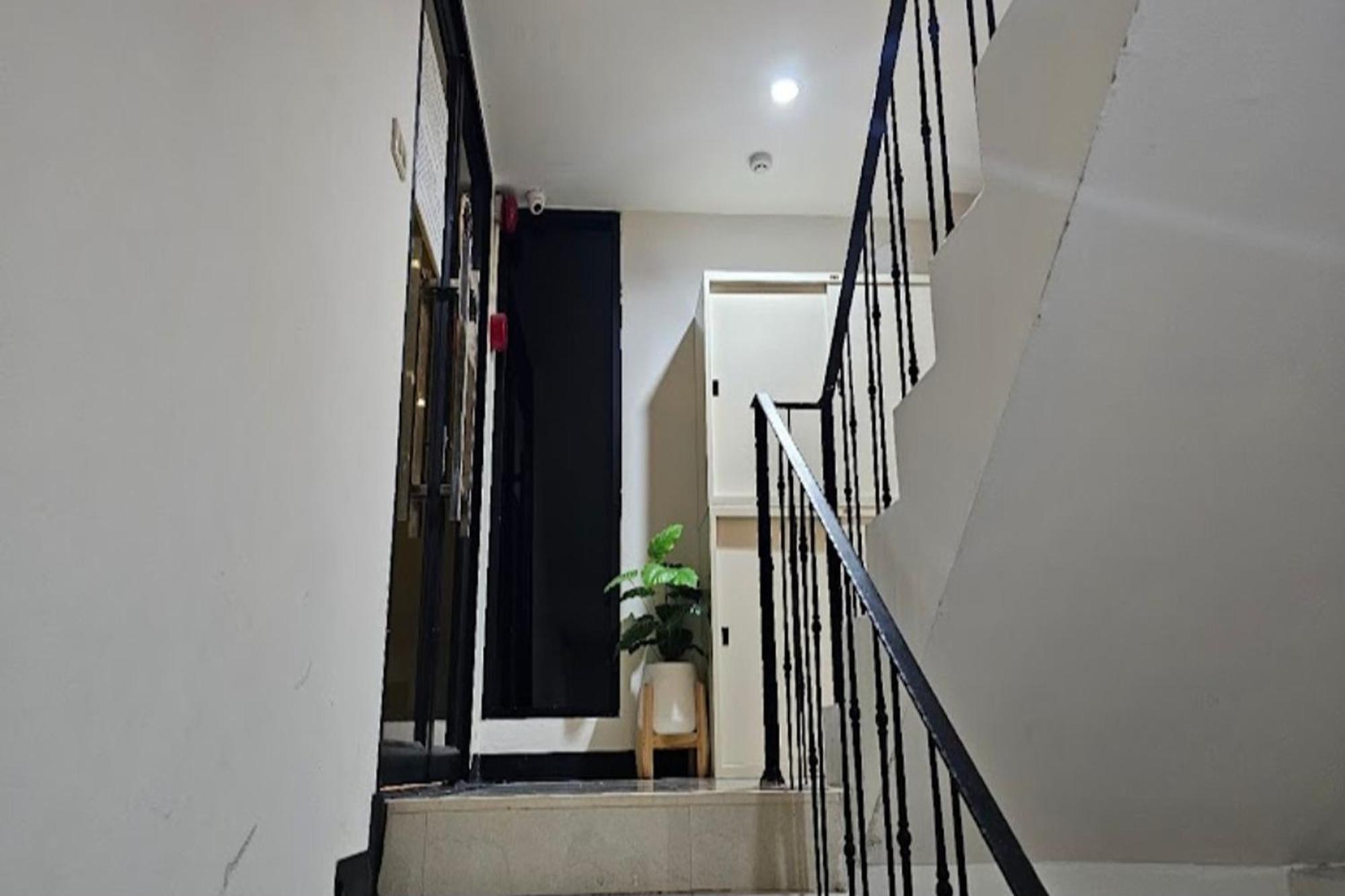Bnb98 Silom Hotel Бангкок Экстерьер фото