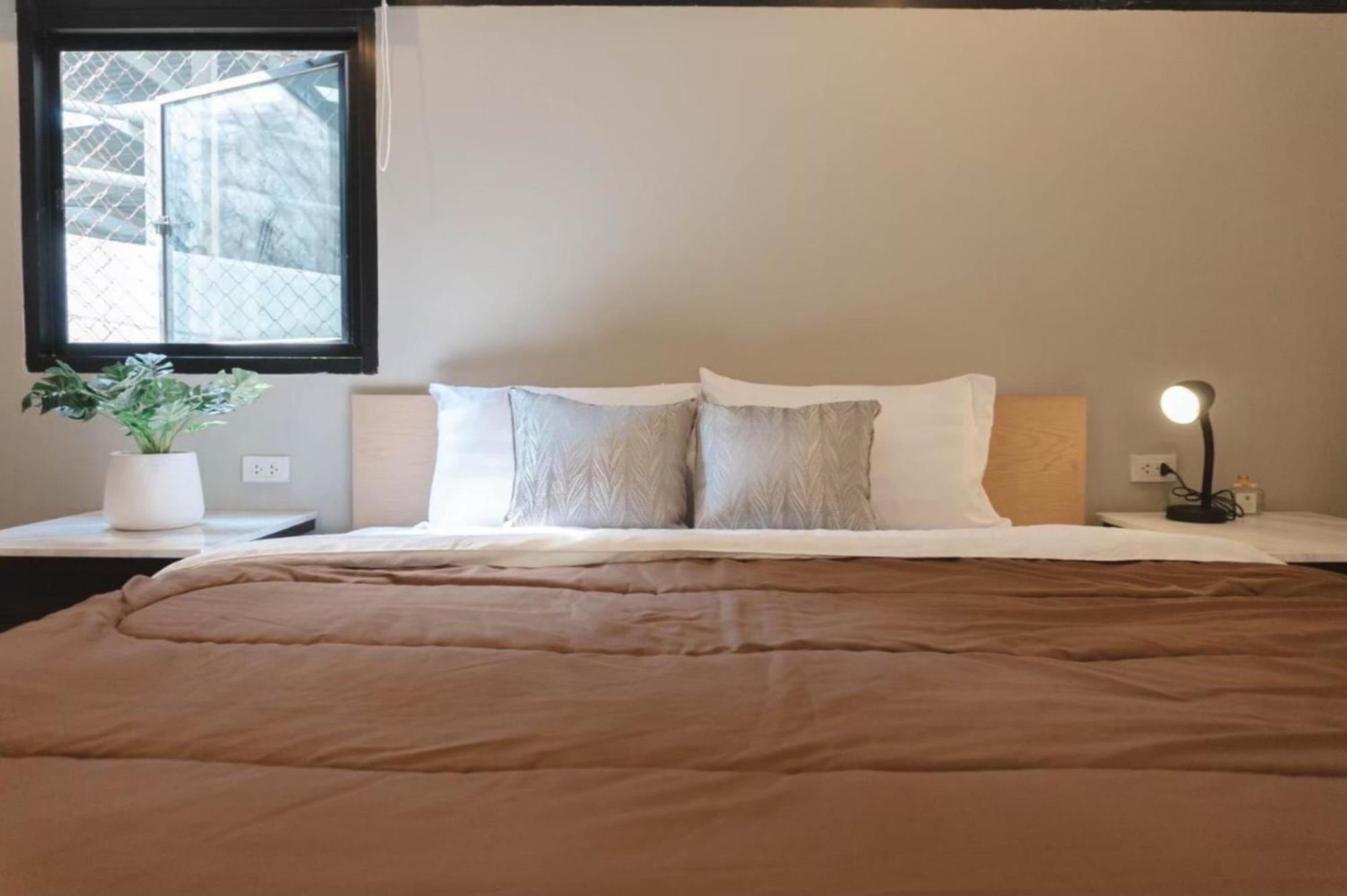 Bnb98 Silom Hotel Бангкок Экстерьер фото
